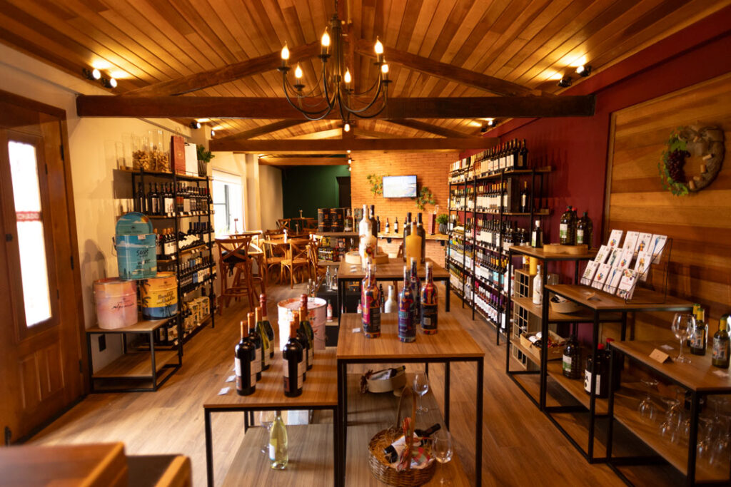 O uso da madeira volta a ter protagonismo no design de loja e nas tendências de negócios