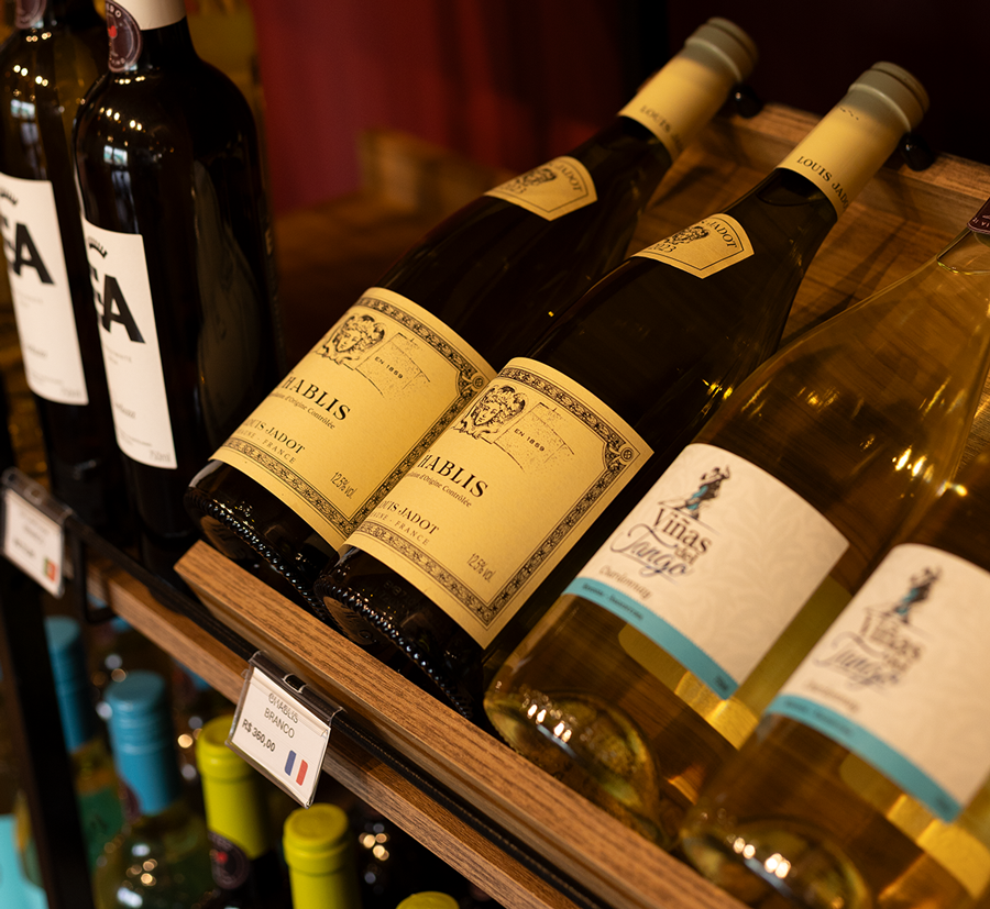 Técnica de ancoragem de preço aplicado em um adega com vinhos e expositores de alto padrão.