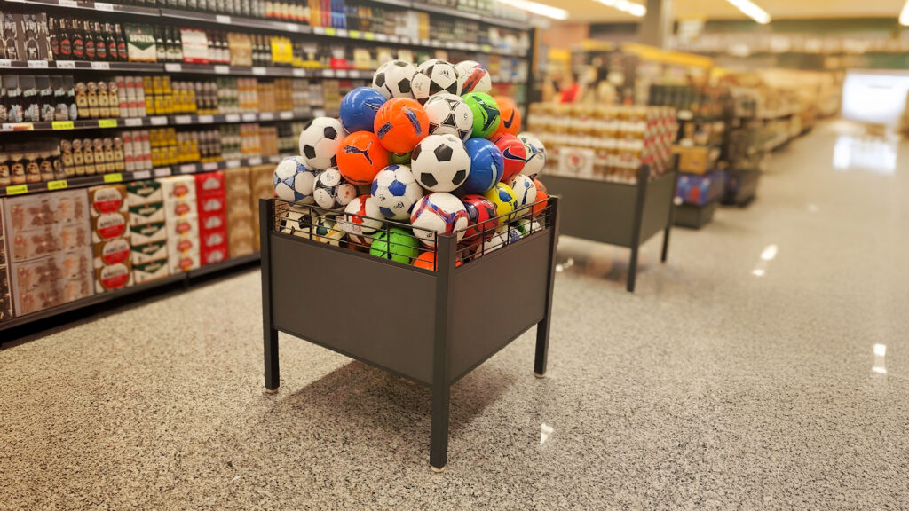 Copa do mundo e economia: foto do ambiente de loja de um expositor com bolas