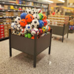 Copa do mundo e economia: foto do ambiente de loja de um expositor com bolas