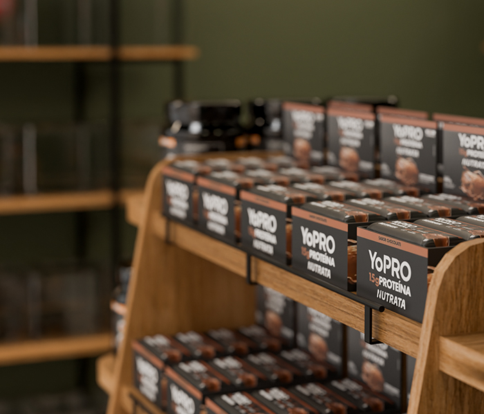 Exposição de produtos no expositor de madeira.